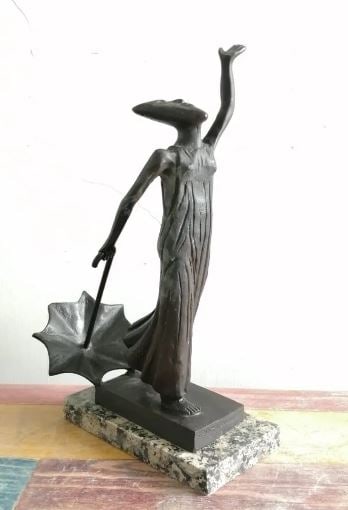 Bronze Sculpture Luna Con Parasol By Sergio Bustamante: Old Recast This sculpture is in perfect condition.ITEM DESCRIPTION:TITLE: "moon with umbrella"AUTHOR: Sergio bustamanteMATERIAL: BRONZEMEASURES WITHOUT BASE: HEIGHT 31 cm x WIDTH 23 cm x DEPTH 16