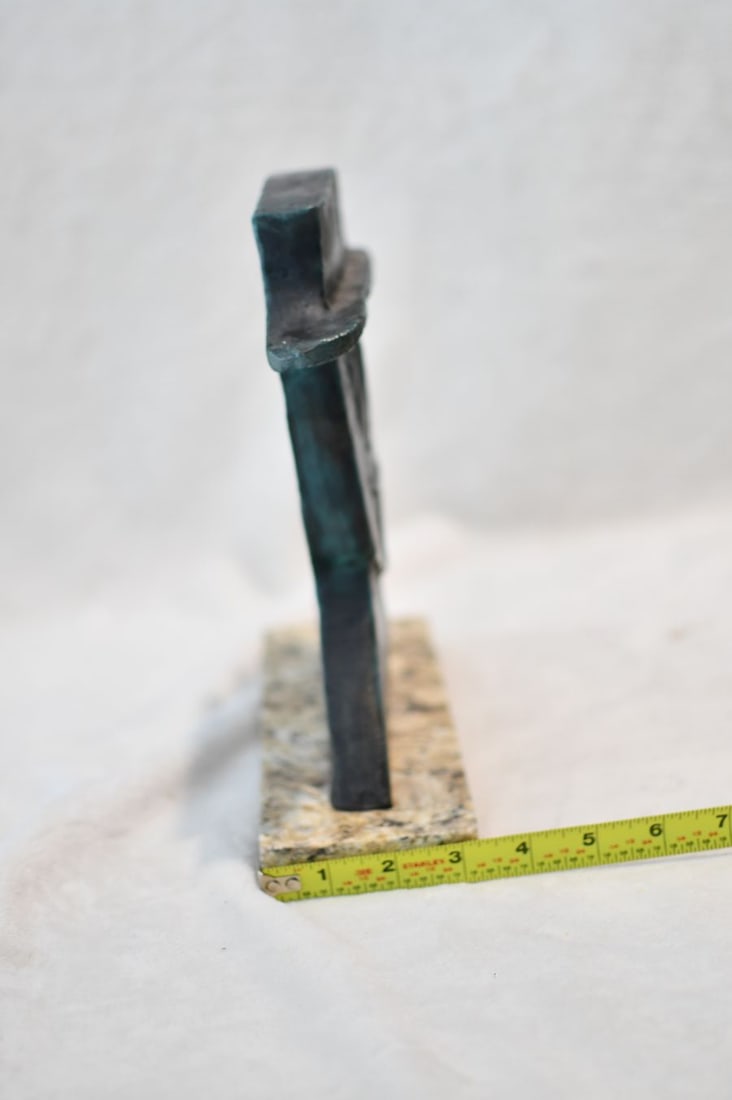 Bronze Sculpture Hat For Men By Rufino Tamayo: Old recast sculpture is in perfect condition.ITEM DESCRIPTION:TITLE: HAT FOR MENAUTHOR: RUFINO TAMAYOMATERIAL: BRONZEMEASURES WITH BASE: HEIGHT 10 INCHES x WIDTH 9 INCHES x DEPTH 3 INCHES