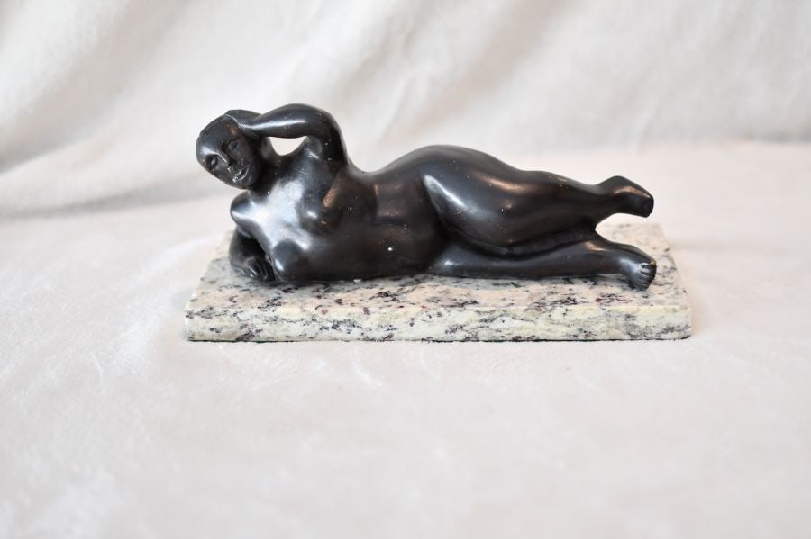 Bronze Sculpture Woman Lying Down II By Fernando Botero: Old Recast This sculpture is in perfect condition.ITEM DESCRIPTION:TITLE: "LYING WOMAN II"AUTHOR: FERNANDO BOTEROMATERIAL: BRONZEMEASUREMENTS WITHOUT BASE: HEIGHT 10 cm x WIDTH 31 cm x DEPTH 13 cm