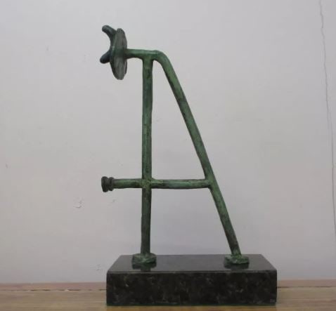 Bronze Sculpture Femme ": Old Recast sculpture is in perfect condition.DESCRIPTION OF THE ARTICLE:TITLE: ?FEMME?AUTHOR: PABLO PICASSOMATERIAL: BRONZEMEASURES WITHOUT BASE: HEIGHT 24 cm x WIDTH 7 cm x DEPTH 15 cmBASE: WIDTH 9