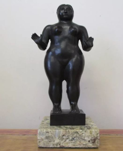 Bronze Sculpture Lady By Fernando Botero: Old Recast sculpture is in perfect condition.DESCRIPTION OF THE ARTICLE:TITLE: "LADY"AUTHOR: FERNANDO BOTEROMATERIAL: BRONZEMEASURES WITHOUT BASE: HEIGHT 24 cm x WIDTH 12 cm x DEPTH 6 cmBASE: WIDTH