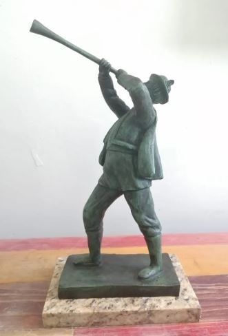 Bronze Sculpture Musician By Leo Mol: Old Recast This sculpture is in perfect condition.ITEM DESCRIPTION:TITLE: ?MUSICIAN?AUTHOR: LEO MOLMATERIAL: BRONZEMEASUREMENTS WITHOUT BASE: HEIGHT 35 cm x WIDTH 25 cm x DEPTH 12 cmBASE: WIDTH 20