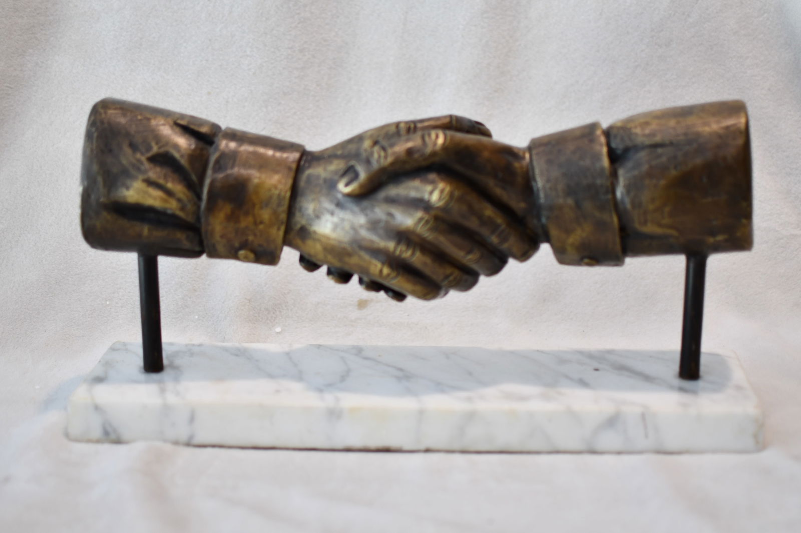 Sculpture In Bronze The Greeting Of Alejandro Marquez: Old Recast This sculpture is in perfect condition.DESCRIPTION OF THE ARTICLE:TITLE: ?El salutation?AUTHOR: Alejandro MarquezMATERIAL: BRONZEMEASUREMENTS WITHOUT BASE: HEIGHT 17 cm x WIDTH 40 cm x