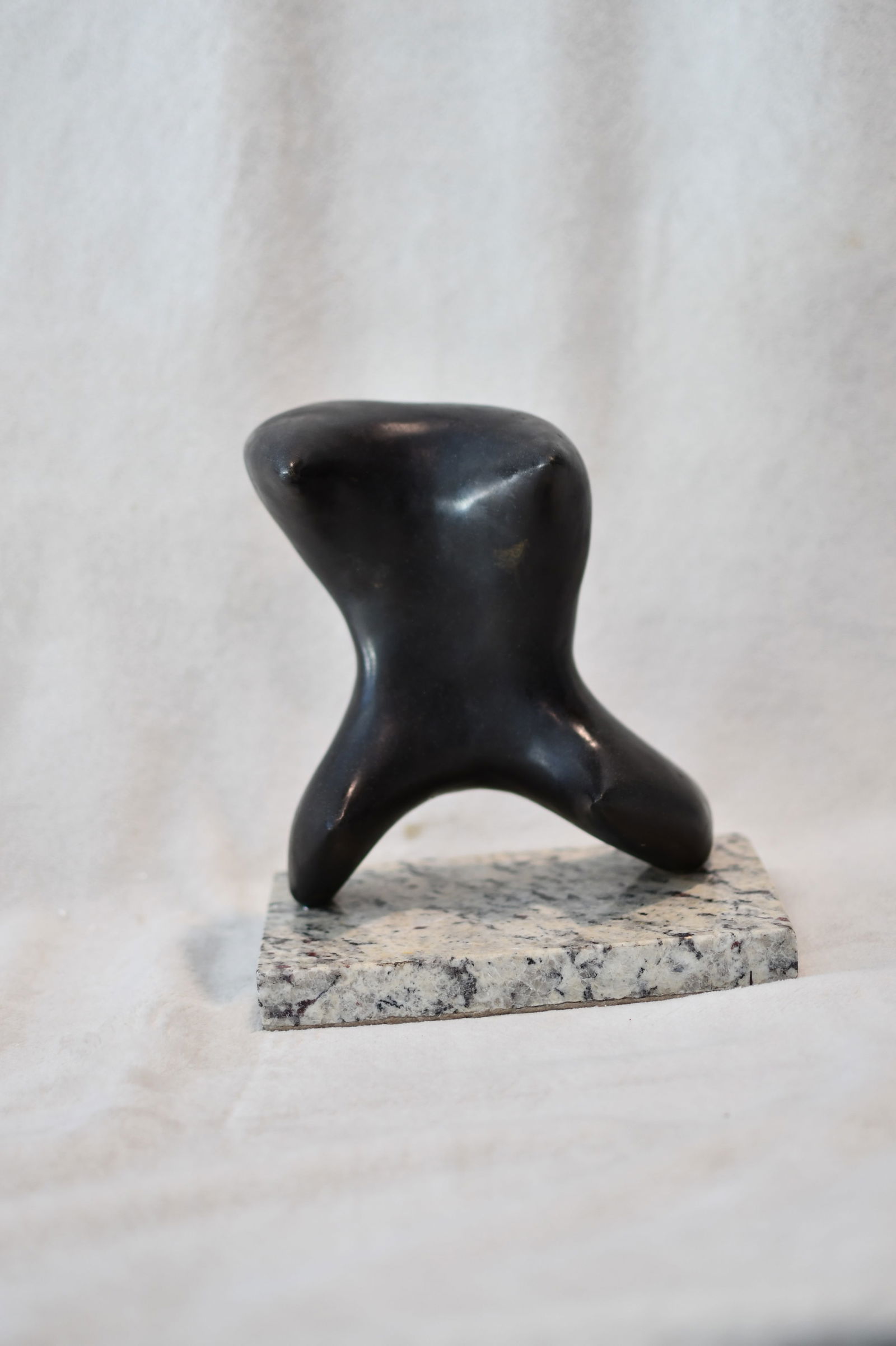 Bronze Sculpture Love by Henry Moore: Old Recast In perfect condition.ITEM DESCRIPTION:TITLE: ?LOVE?AUTHOR: HENRY MOOREMATERIAL: BRONZEMEASUREMENTS WITHOUT BASE: HEIGHT 28 cm x WIDTH 18 cm x DEPTH 11 cmBASE: WIDTH 21 cm X DEPTH 10 cm
