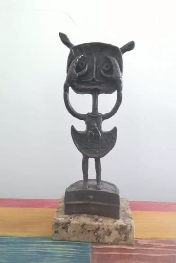 Bronze Sculpture Crab Girl By Sergio Hernandez: Old Recast This sculpture is in perfect condition.ITEM DESCRIPTION:TITLE: ?CRAB GIRL?AUTHOR: SERGIO HERNANDEZMATERIAL: BRONZEMEASUREMENTS WITHOUT BASE: HEIGHT 30 cm x WIDTH 11 cm x DEPTH 8 cmBASE: WID