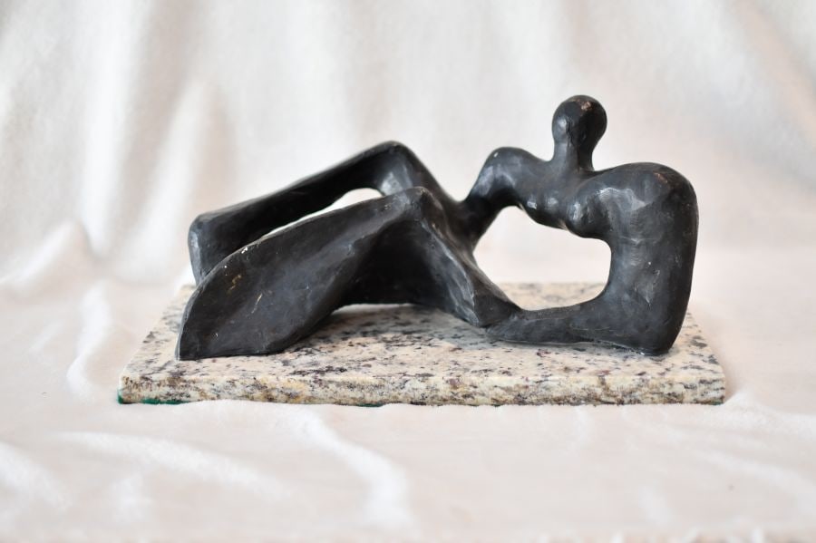 Bronze Sculpture Two Forms by Henry Moore: Old Recast sculpture is in perfect condition.DESCRIPTION OF THE ARTICLE:TITLE: "TWO FORMS"AUTHOR: HENRY MOOREMATERIAL: BRONZEMEASURES WITHOUT BASE: HEIGHT 14 cm x WIDTH 29 cm x DEPTH 9 cmBASE: WIDTH