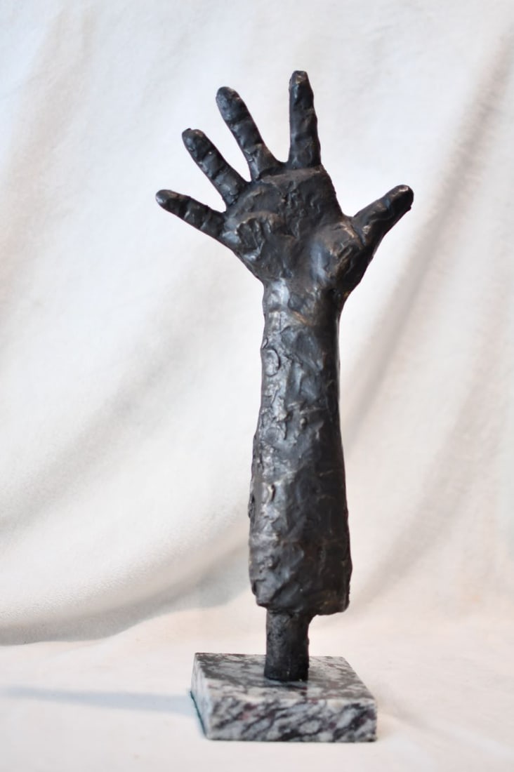 Bronze sculpture of Pablo Picasso's arm: Old Recat sculpture is in perfect condition.ITEM DESCRIPTION:TITLE: ?ARM?AUTHOR: PABLO PICASSOMATERIAL: BRONZEMEASUREMENTS WITHOUT BASE: HEIGHT 43 cm x WIDTH 18 cm x DEPTH 8 cmBASE: WIDTH 10 cm X