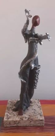 Bronze And Aluminum Sculpture Lady By Salvador Dali: Old Recast sculpture is in perfect condition.DESCRIPTION OF THE ARTICLE:TITLE: "LADY"AUTHOR: SALVADOR DALIMATERIAL: BRONZE AND ALUMINUMMEASURES WITHOUT BASE: HEIGHT 38 cm x WIDTH 10 cm x DEPTH 14