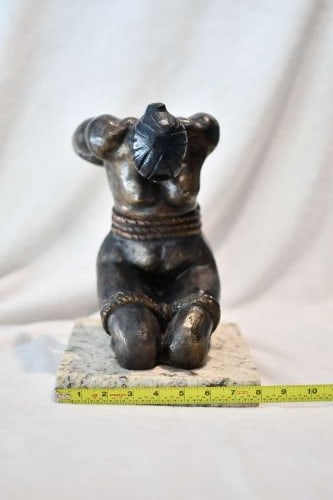 Bronze Sculpture Woman By David Alfaro Siqueiros: Old Recast sculpture is in perfect condition.DESCRIPTION OF THE ARTICLE:TITLE: "WOMAN"AUTHOR: DAVID ALFARO SIQUEIROSMATERIAL: BRONZEMEASURES WITHOUT BASE: HEIGHT 26 cm x WIDTH 15 cm x DEPTH 19 cmBASE: