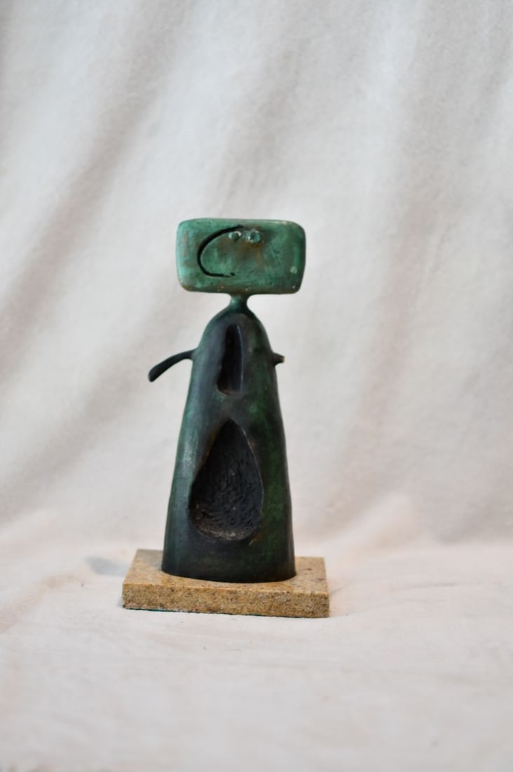 Bronze Sculpture Green Man ": Old recast sculpture is in perfect condition.DESCRIPTION OF THE ARTICLE:TITLE: "GREEN MAN"AUTHOR: JOAN MIR?MATERIAL: BRONZEMEASURES WITHOUT BASE: HEIGHT 18 cm x WIDTH 16 cm x DEPTH 10 cmBASE: WIDTH 16