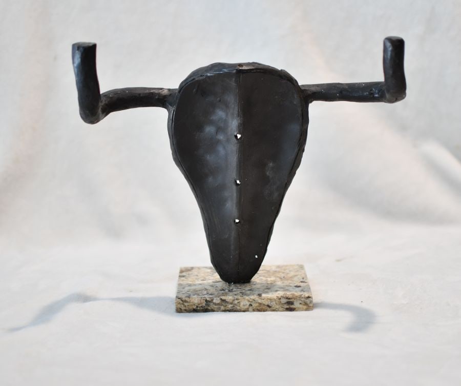 Bronze Bull Sculpture By Pablo Picasso: Old Recast sculpture is in perfect condition.DESCRIPTION OF THE ARTICLE:TITLE: "BULL"AUTHOR: PABLO PICASSOMATERIAL: BRONZEMEASURES WITHOUT BASE: HEIGHT 23 cm x WIDTH 27 cm x DEPTH 10 cmBASE: WIDTH 10