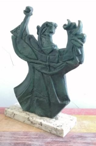 Bronze Sculpture Fuerza By Rufino Tamayo: Old Recast This sculpture is in perfect condition.ITEM DESCRIPTION:TITLE: ?STRENGTH?AUTHOR: RUFINO TAMAYOMATERIAL: BRONZEMEASURES WITHOUT BASE: HEIGHT 31 cm x WIDTH 27 cm x DEPTH 4 cmBASE: WIDTH 16