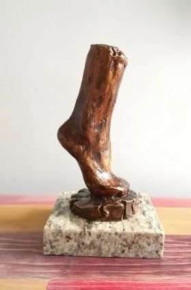 Bronze Sculpture Feet By Henri Matisse: Old Recast This sculpture is in perfect condition.ITEM DESCRIPTION:TITLE: ?feet?AUTHOR: HENRI MATISSEMATERIAL: BRONZEMEASURES WITHOUT BASE: HEIGHT 21 cm x WIDTH 10 cm x DEPTH 10 cmBASE: WIDTH 13 cm X