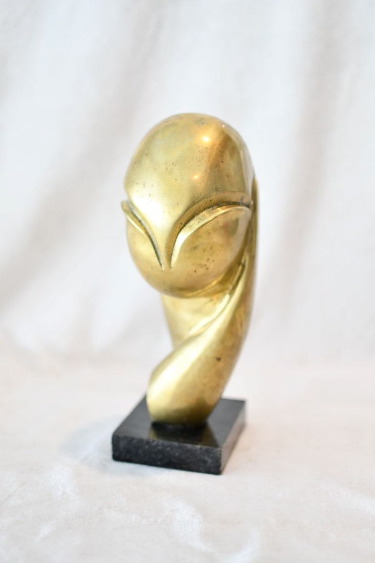 Bronze Gold Sculpture Head Ii By Constantin Brancusi: Old recast sculpture is in perfect condition.DESCRIPTION OF THE ARTICLE:TITLE: head IIAUTHOR: Constantin BrancusiMATERIAL: BRONZEMEASURES WITHOUT BASE: HEIGHT 10 cm x WIDTH 5 cm x DEPTH 6 cmBASE: