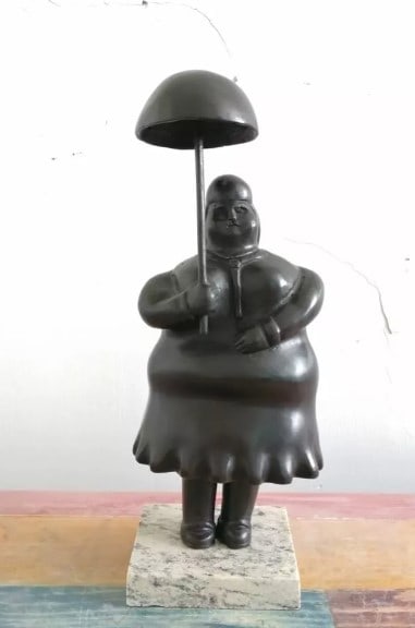 Bronze Sculpture Woman With Umbrella By Fernando Botero: Old Recast This sculpture is in perfect condition.DESCRIPTION OF THE ITEM:TITLE: ?WOMAN WITH UMBRELLA?AUTHOR: FERNANDO BOTEROMATERIAL: BRONZEMEASUREMENTS WITHOUT BASE: HEIGHT 34 cm x WIDTH 14 cm x