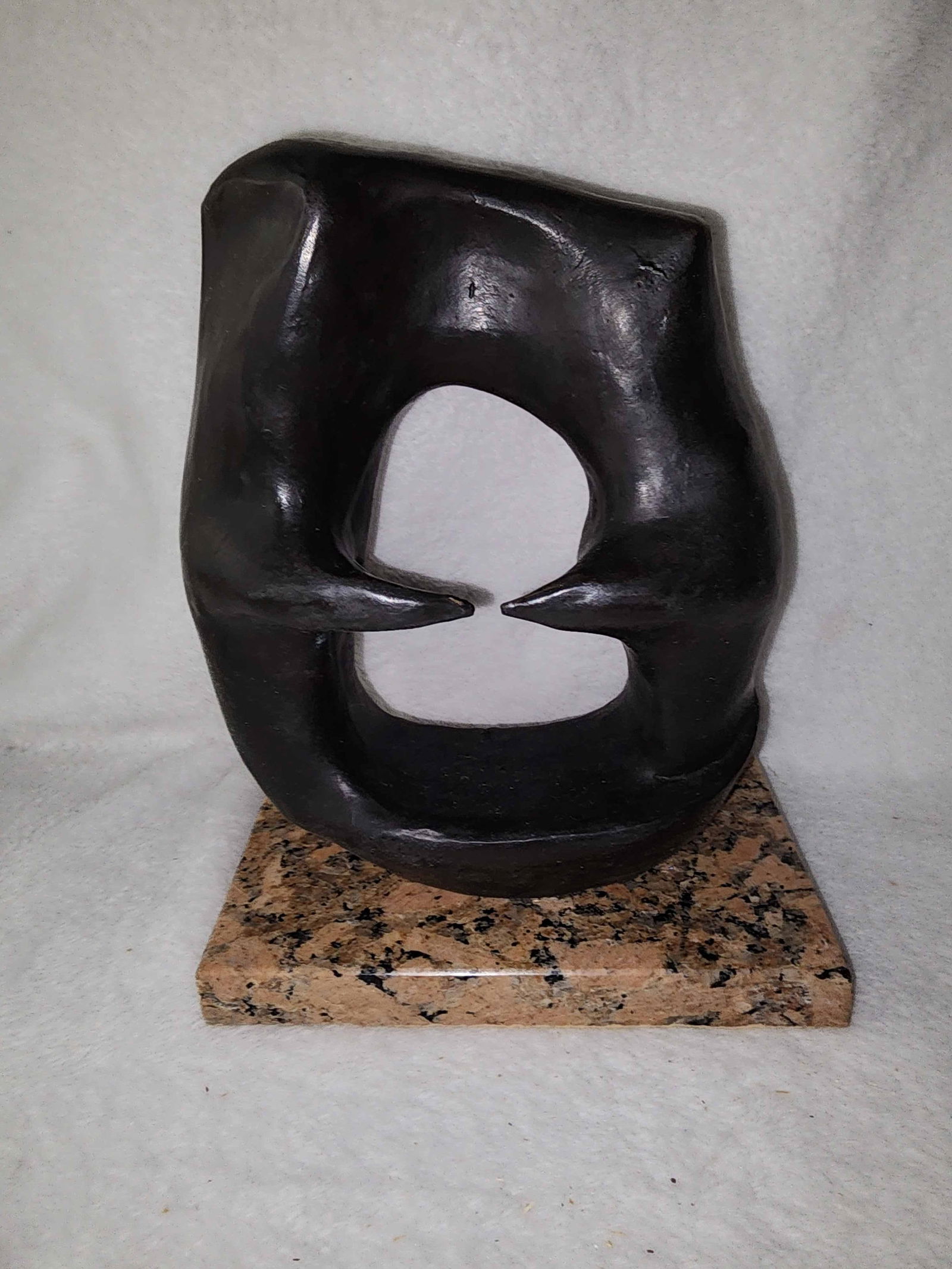 Untitled II Bronze Sculpture By Henry Moore: Old Recast This sculpture is in perfect condition.ITEM DESCRIPTION:TITLE: ?UNTITLED?AUTHOR: HENRY MOOREMATERIAL: BRONZEMEASURES WITHOUT BASE: HEIGHT 23 CM WIDTH 20 CM DEPTH 7 CMBASE: 20 CM X 9 CM