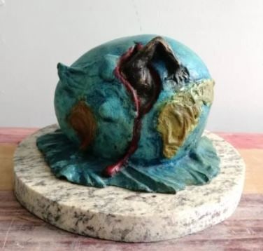 Bronze Sculpture World By Salvador Dali: Old Recasr This sculpture is in perfect condition.ITEM DESCRIPTION:TITLE: ?WORLD?AUTHOR: SALVADOR DALIMATERIAL: BRONZEMEASURES WITHOUT BASE: HEIGHT 11 cm x WIDTH 18 cm x DEPTH 16 cmBASE: WIDTH 22 cm