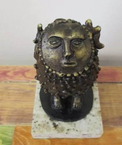 Animal Bronze Sculpture Bustamante: Old recast sculpture is in perfect condition.ITEM DESCRIPTION:TITLE: "ANIMAL"AUTHOR: SERGIO BUSTAMANTEMATERIAL: BRONZEMEASURES WITHOUT BASE: HEIGHT 22 cm x WIDTH 11 cm x DEPTH 12 cmBASE: WIDTH 13 cm