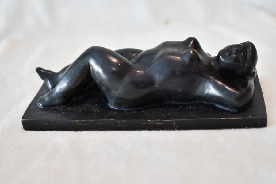 Bronze Sculpture Lying Woman II by Fernando Botero: Old Recast in perfect condition.ITEM DESCRIPTION:TITLE: ?LYING DOWN WOMAN II?AUTHOR: FERNANDO BOTEROMATERIAL: BRONZEMEASUREMENTS WITHOUT BASE: HEIGHT 10 cm x WIDTH 31 cm x DEPTH 13 cm