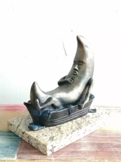 Bronze Sculpture Moon In Tub By Sergio Bustamante: Old Recast This sculpture is in perfect condition.DESCRIPTION OF THE ARTICLE:TITLE: ?LUNA EN TINA?AUTHOR: SERGIO BUSTAMANTEMATERIAL: BRONZEMEASUREMENTS WITHOUT BASE: HEIGHT 18 cm x WIDTH 18 cm x DEPTH