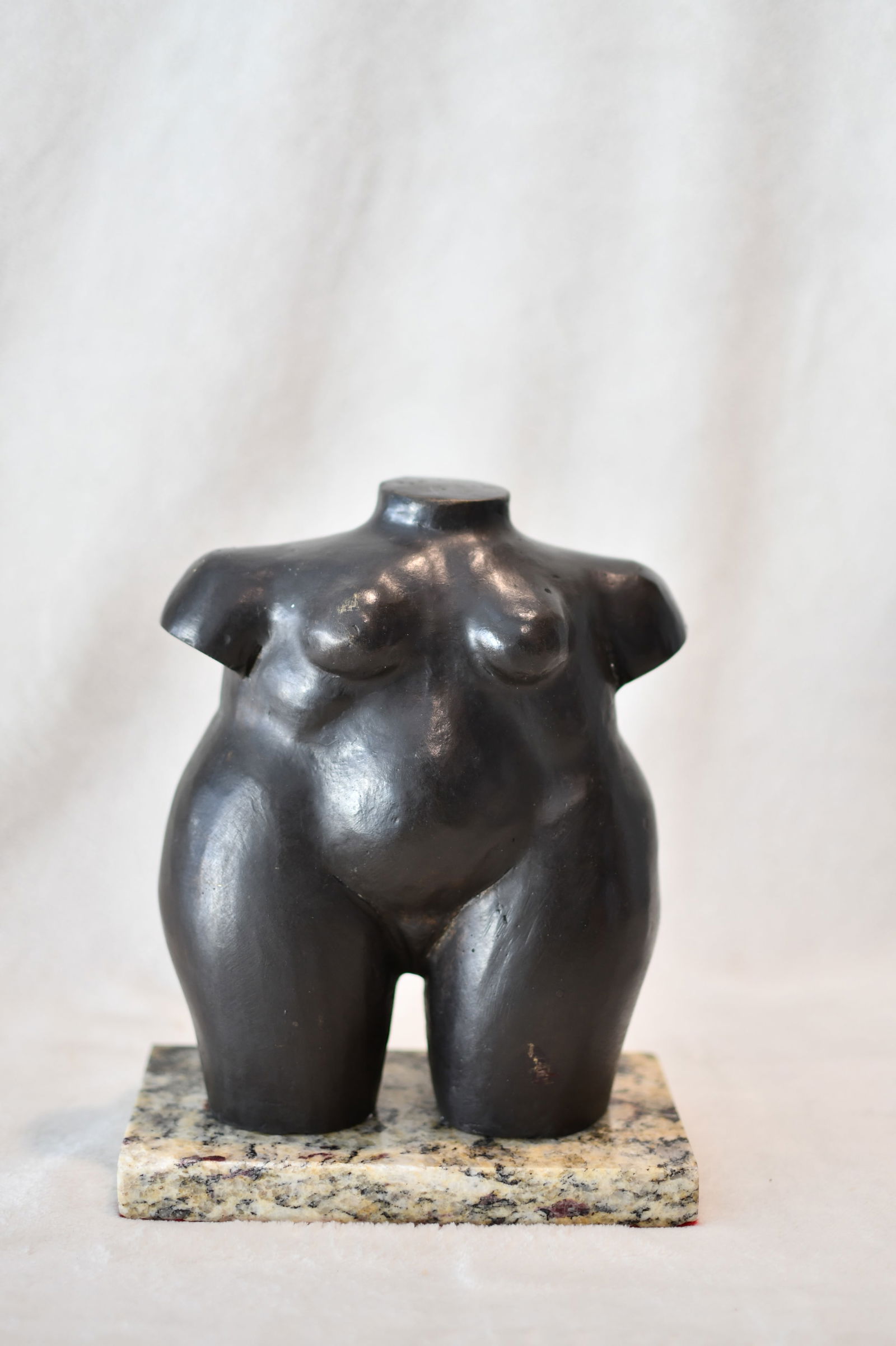 Bronze Female Sculpture By Fernando Botero: Old Recast sculpture is in perfect condition.DESCRIPTION OF THE ARTICLE:TITLE: ?FEMALE?AUTHOR: FERNANDO BOTEROMATERIAL: BRONZEMEASURES WITHOUT BASE: HEIGHT 21 cm x WIDTH 18 cm x DEPTH 11 cmBASE: WIDTH