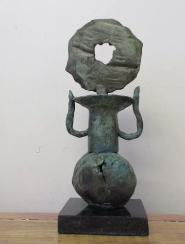 Bronze sculpture Lunaire: Old Recast sculpture is in perfect condition.DESCRIPTION OF THE ARTICLE:TITLE: ?LUNAIRE?AUTHOR: JOAN MIROMATERIAL: BRONZEMEASURES WITHOUT BASE: HEIGHT 26 cm x WIDTH 11 cm x DEPTH 9 cmBASE: WIDTH 10 cm