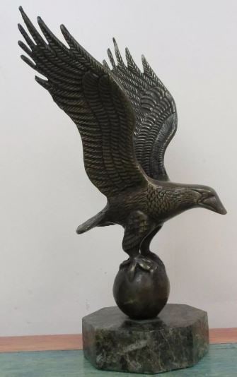 Bronze Sculpture Spear By David Alfaro Siqueiros: Old Recast sculpture is in perfect condition.DESCRIPTION OF THE ARTICLE:TITLE: "LAUNCH"AUTHOR: DAVID ALFARO SIQUEIROSMATERIAL: BRONZEMEASURES WITHOUT BASE: HEIGHT 27 cm x WIDTH 39 cm x DEPTH 7
