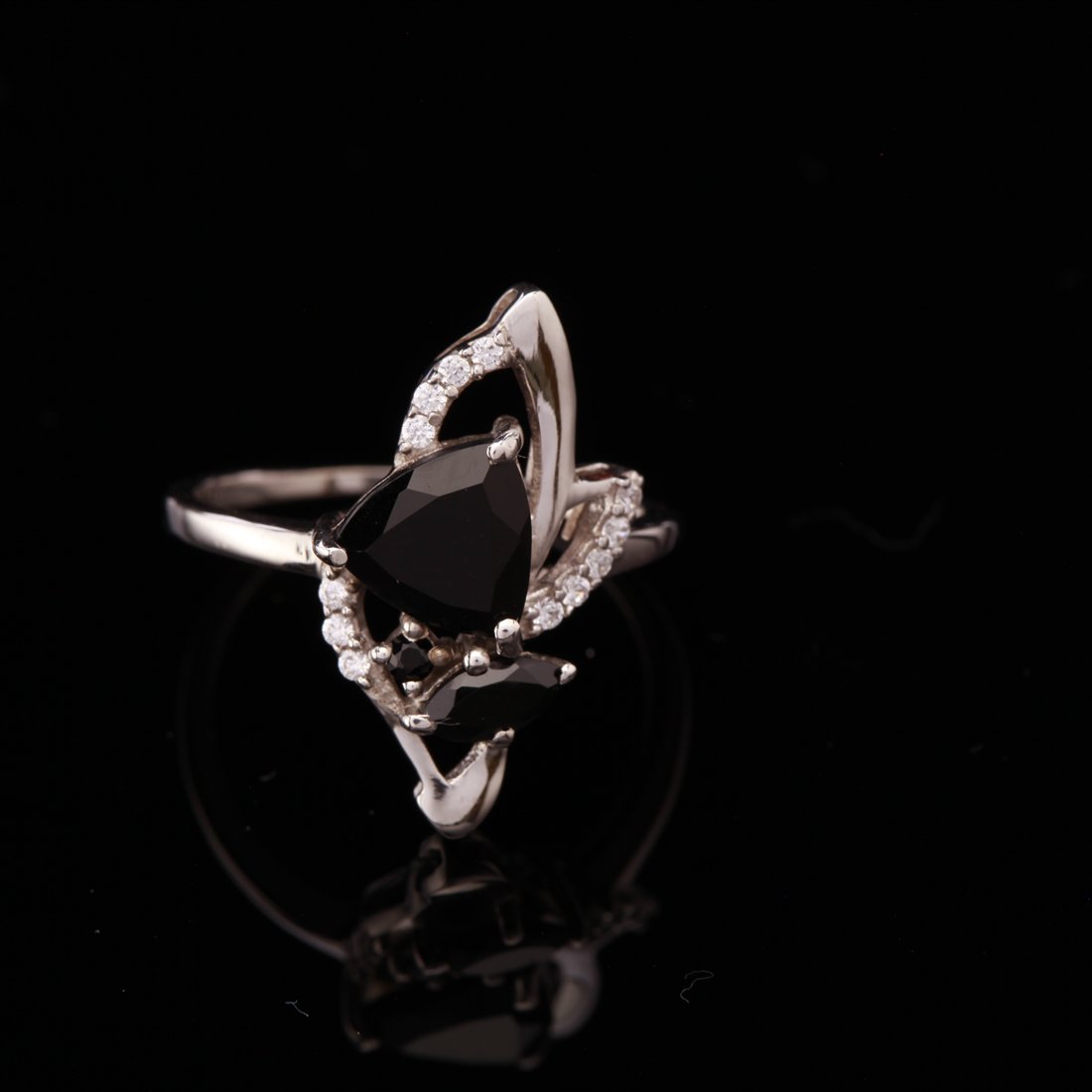 Size8 Sterling Silver Black Onyx White Zircon Ring: Size 8 Sterling Silver Black Onyx White Zircon Ring • Metal: Sterling Silver • Stone: Black Onyx & White Zircon • Width: 22.1 Mm • Total Weight: 2.93 Grs • Finish: Rhodiu