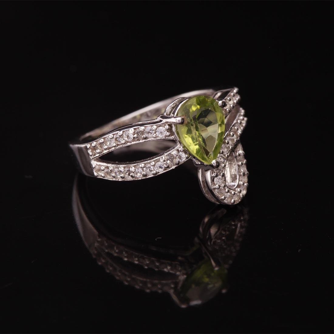 Size 8 Peridot & White Topaz Sterling Silver Ring: Size 8 Peridot & White Topaz Sterling Silver Ring • Metal: Sterling Silver • Stone: (1)8X6Mm-Peridot&White Topaz • Width: 14.2 Mm • Total Weight: 3.25 Grs • Finish: Rhodi