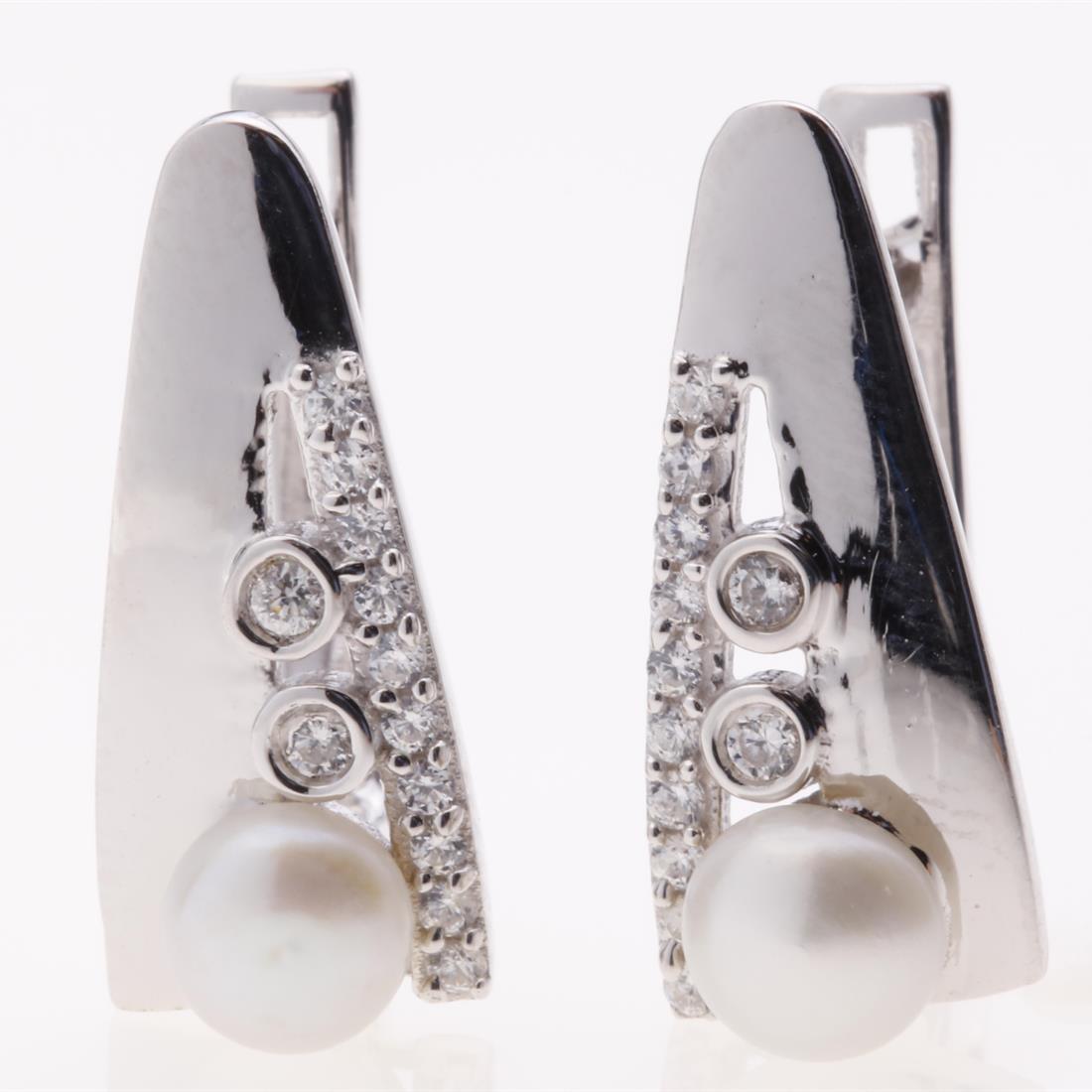 Sterling Silver Pearl & Zircon Latchback Earrings: Sterling Silver Pearl & Zircon Latchback Earrings .Metal: Sterling Silver .Stone: 6 Mm Rd White Pearl&Zircon .Dimension: 19.3X8.2Mm .Total Weight: 4.38 Grams .Finish: Rhodium .Backing: Latchback