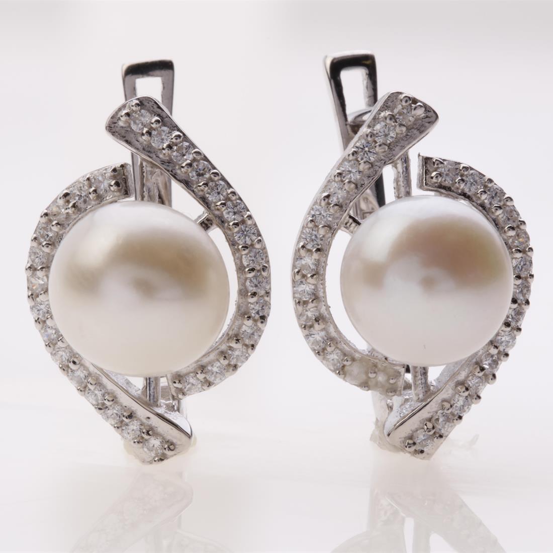 White Pearl & Zircon Latchback Silver Earrings: White Pearl & Zircon Latchback Silver Earrings .Metal: Sterling Silver .Stone: 9-10 Mm White Pearl & Zircon .Dimension: 19.5X12.9Mm .Total Weight: 7.48 Grams .Finish: Rhodium .Backing: Latchback