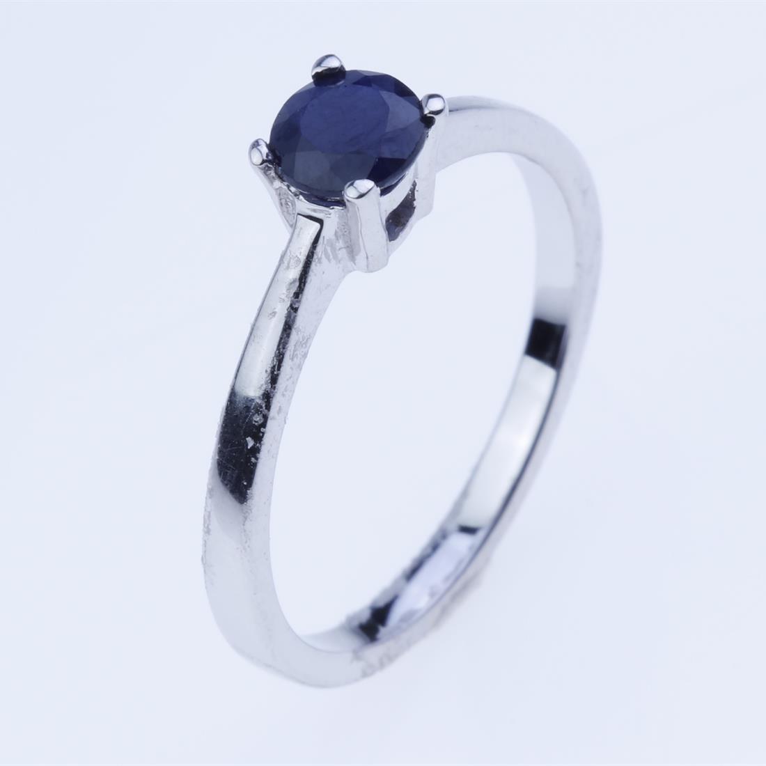 Sz 7 Sapphire Sterling Silver Solitaire Ring: Sz 7 Sapphire Sterling Silver Solitaire Ring • Metal: Sterling Silver • Stone: 5Mm Round Sapphire • Width : 5.01 Mm • Appx Weight: 2.1 Grams • Finish: Rhodium