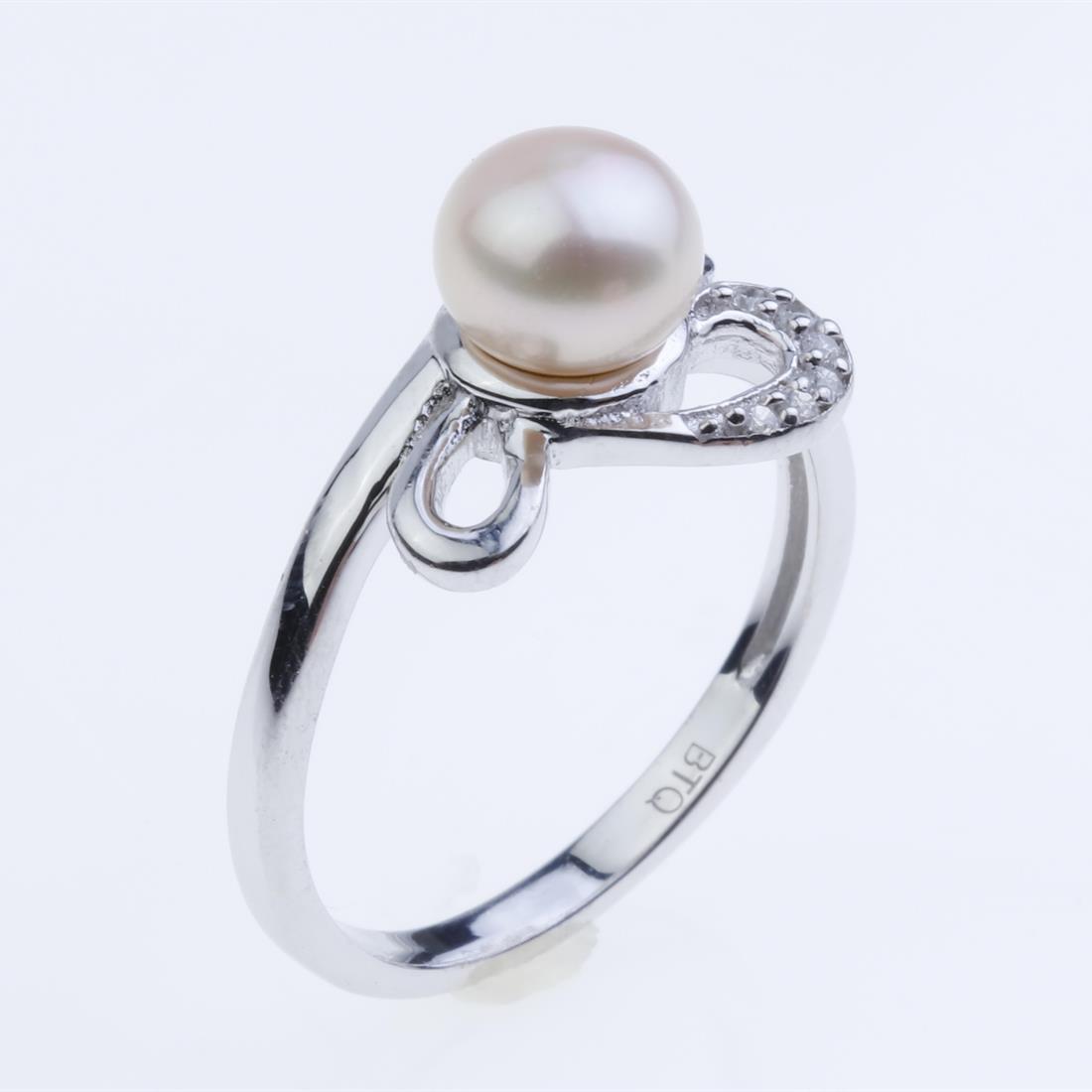 Size 8 Sterling Silver Pearl & Zircon Ring: Size 8 Sterling Silver Pearl & Zircon Ring • Metal: Sterling Silver • Stone: Pearl, Zircon • Width : 9.76 Mm • Appx Weight: 2.63 Grams • Finish: Rhodium