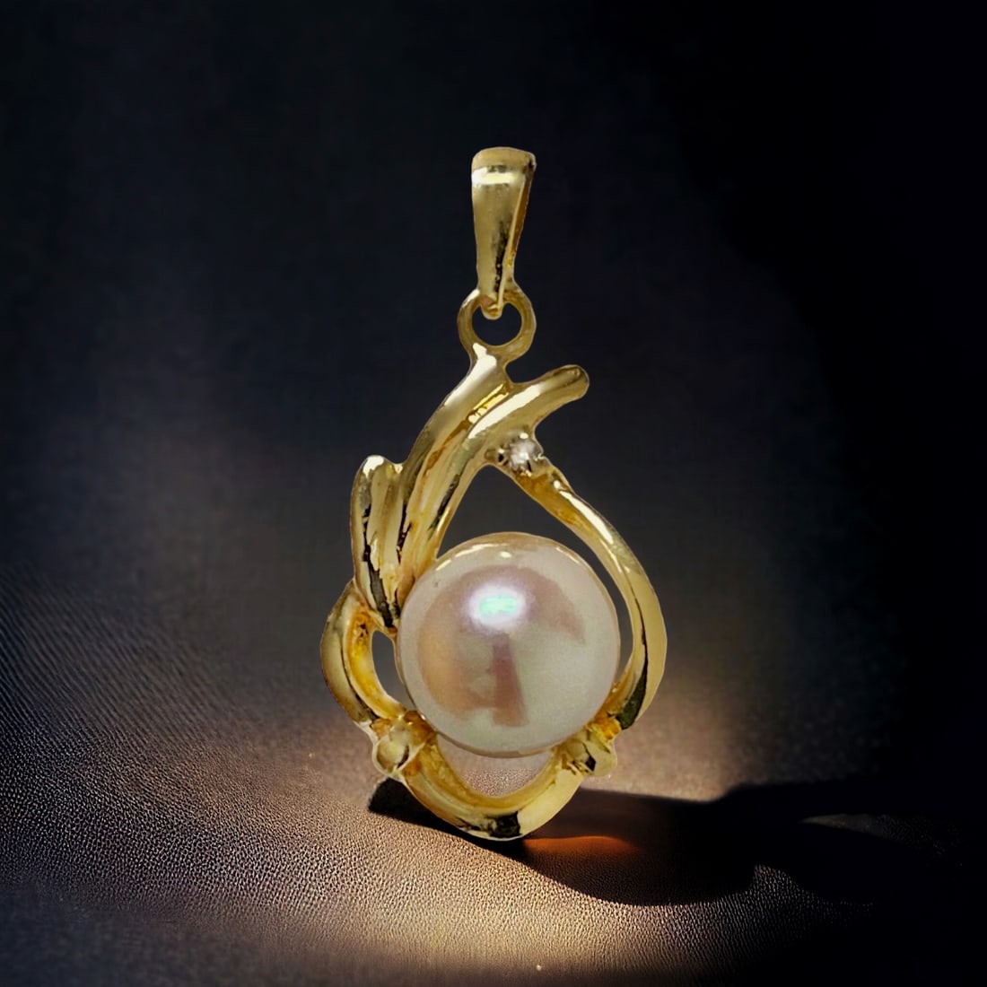 18K Gold Genuine Pearl Pendant: Indulge in timeless elegance with this 18K Gold Genuine Pearl Pendant. The lustrous pearl, embraced by a delicate 18K gold setting, radiates a classic charm that complements any style. The pendant's s