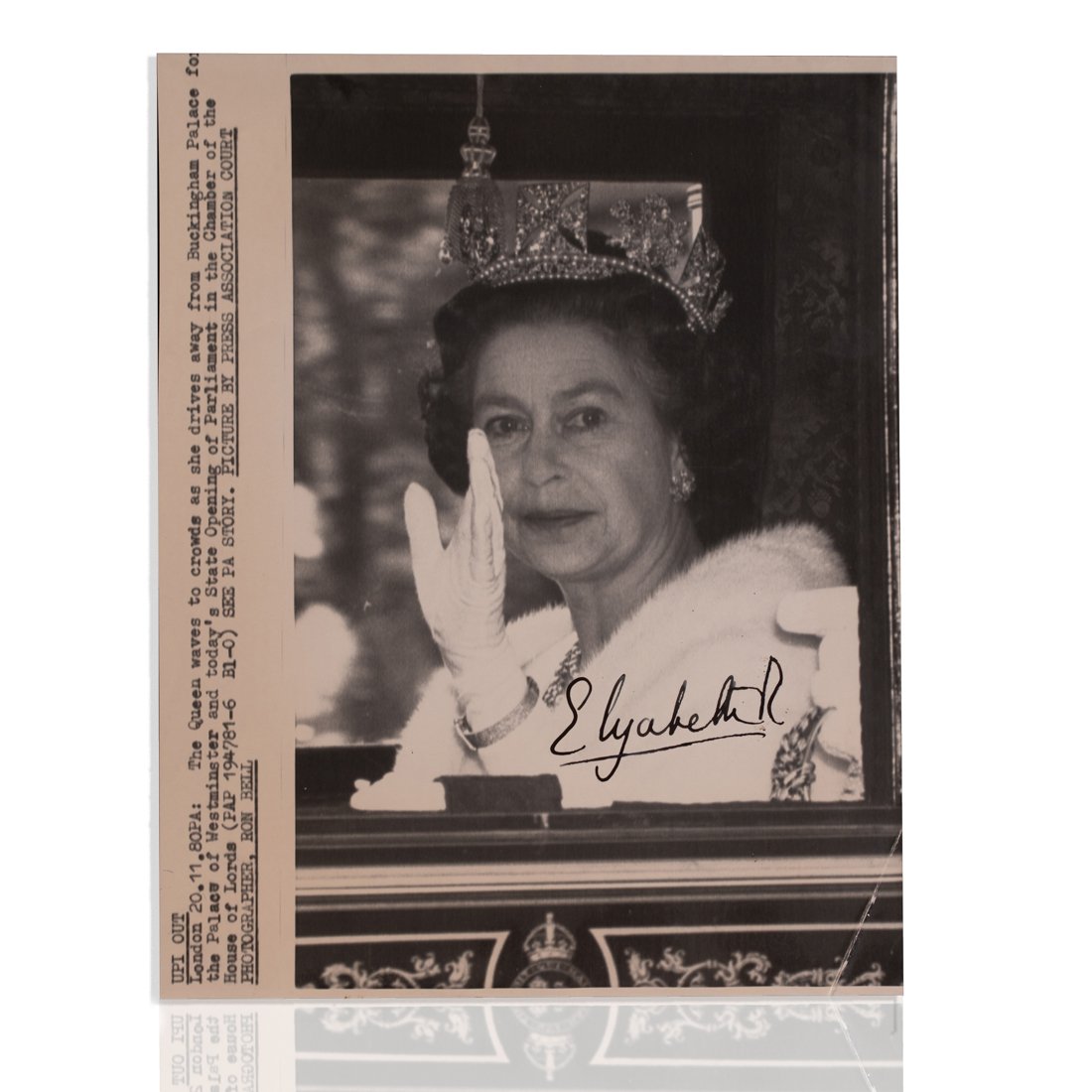 Queen Elizabeth Il Signed 7X9 Photo (1 of 4)
