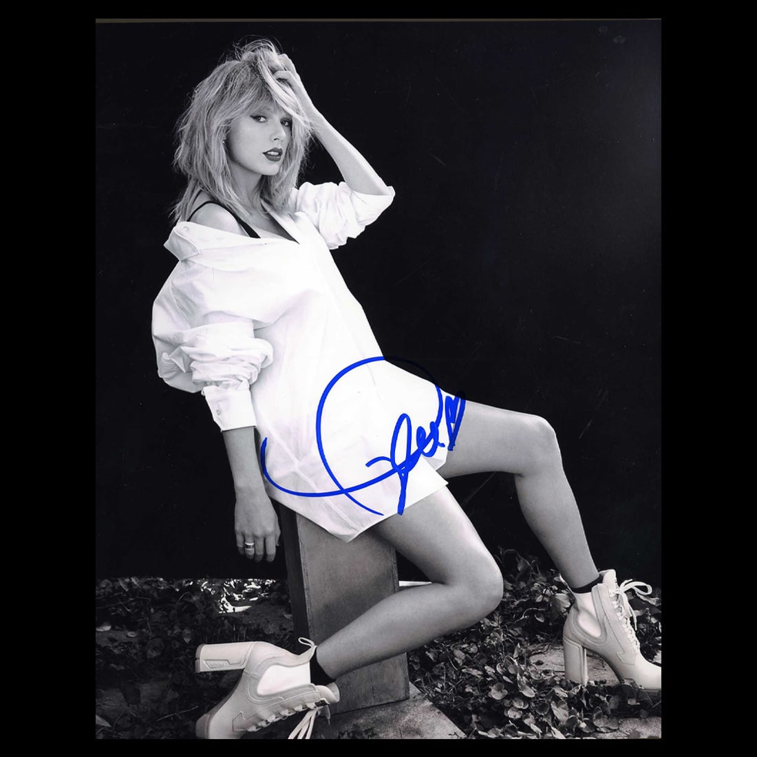 Taylor Swift Autographed 8x10 Photo – A Museum-Framed Collectible of the Pop Icon (1 of 4)