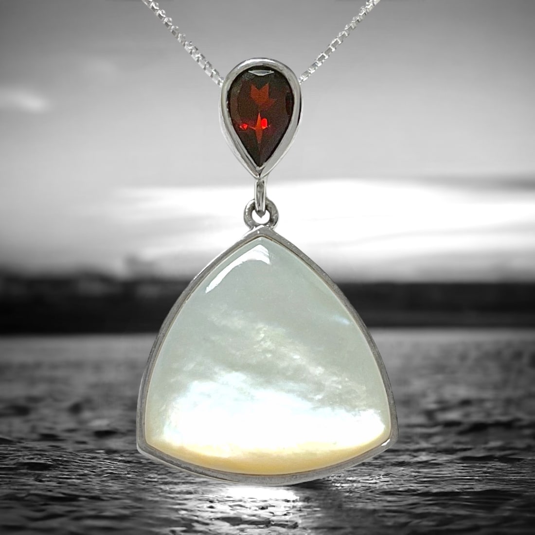 Showpiece Mother-of-Pearl Sterling Silver Pendant with a stunning Pear-shaped Garnet (1 of 1)