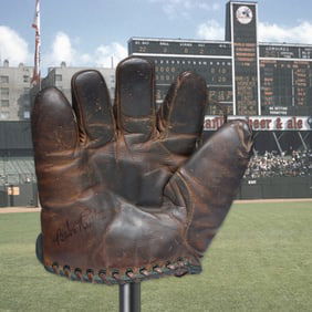 Babe Ruth Signed Vintage D & M Sporting Goods Leather Baseball Glove (Lefty)