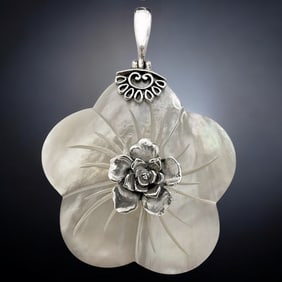 Sophisticed White Mother-of-Pearl Flower Sterling Silver Pendant