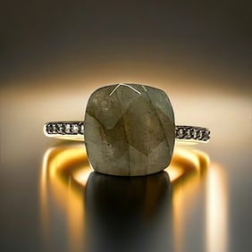 14K Gold Ring with Labradorite Center Stone (Size 7)