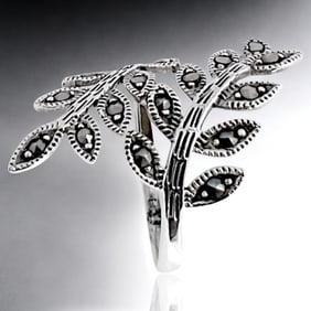 Dazzaling Sterling Silver & Marcasite Leaf Ring - Size 7