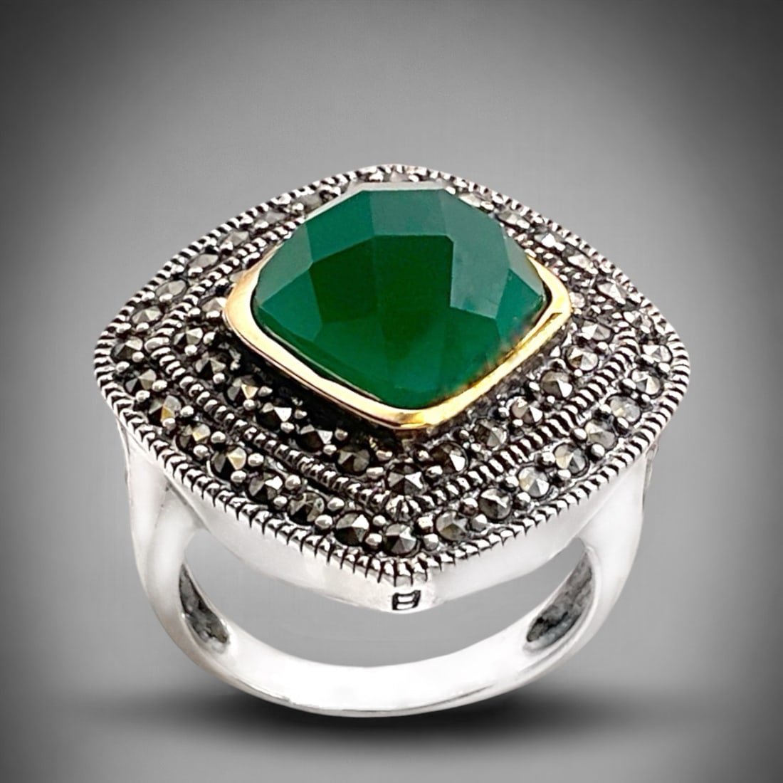 14K Gold & Sterling Silver Ring with Facated Green Agate & Marcasite – Size 6: Product Details Item: Ring Metal: 14K Gold & Sterling Silver Gemstone: Green Agate & Marcasite Approximate Measurements: Width: 23.2 mm Ring Size: 6 Chain Length: Not Applicable Chain