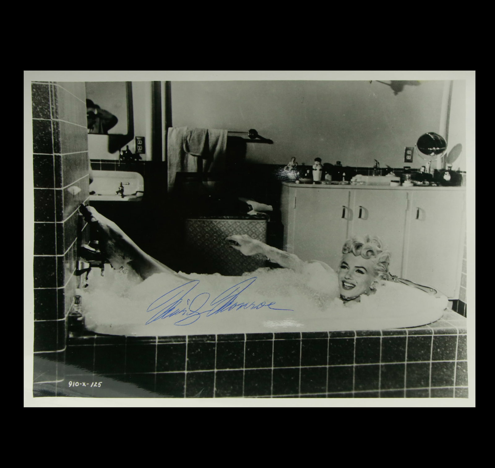 Marilyn Monroe Signed Black and White Photograph – Iconic Bubble Bath Scene (1 of 6)