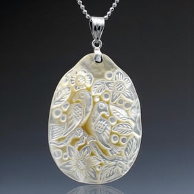 Stunning Mother of Pearl Pendant with 18" Silver Chain