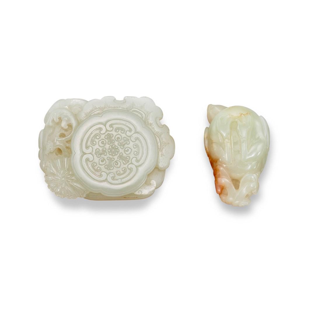 A CARVED WHITE AND RUSSET JADE BIRD AND A CARVED WHITE