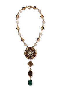 A RARE, CRYSTAL, BAROQUE FAUX PEARL & GRIPOIX 24K GOLD-PLATED BYZANTINE CHOKER WITH QUATREFOIL: CHANEL, 1985 GRADE: 1.5 Total Length: 35 cm Pendant width: 5 cm Includes box.