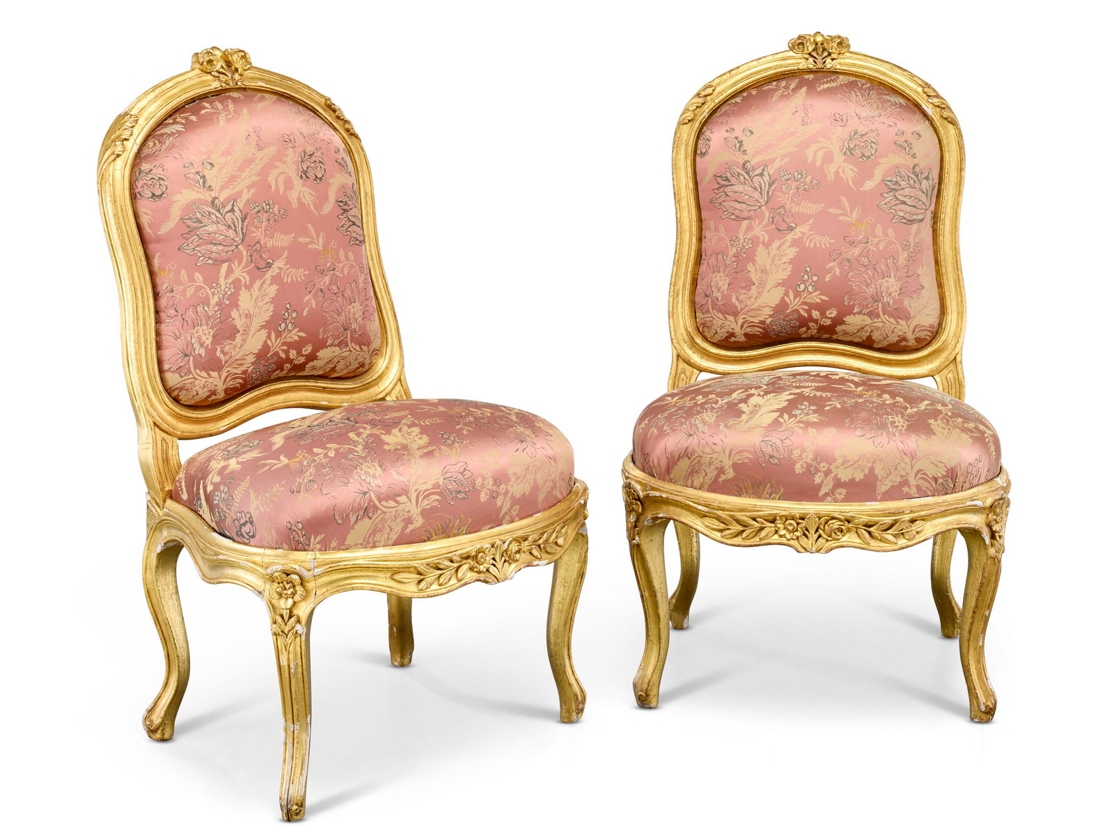 PAIRE DE CHAISES À LA REINE D'ÉPOQUE LOUIS XV: PAIRE DE CHAISES À LA REINE D'ÉPOQUE LOUIS XV ATTRIBUÉE À LOUIS DELANOIS, VERS 1760 Details En hêtre mouluré, sculpté et redoré, le dossier légèrement