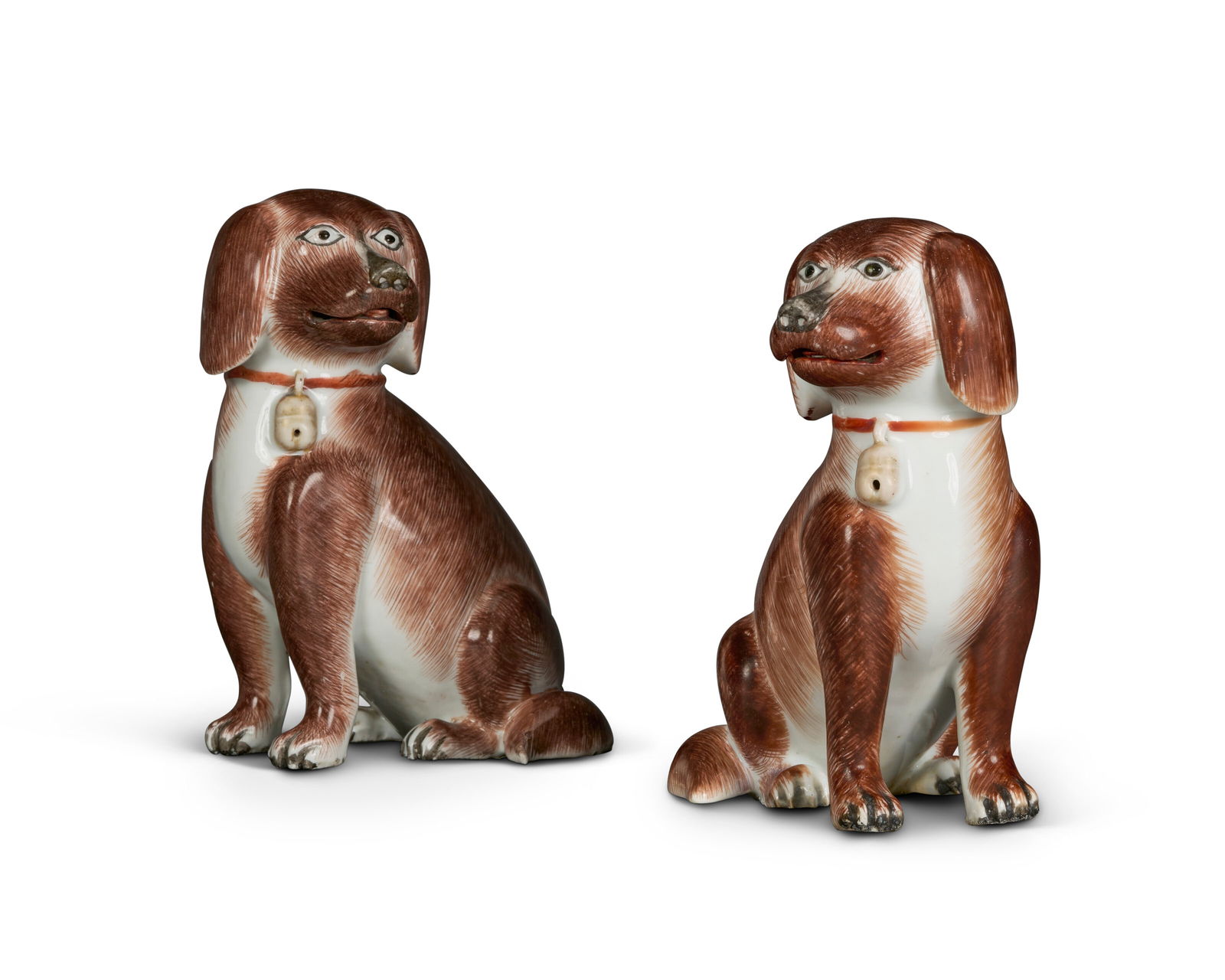 A PAIR OF CHINESE EXPORT PORCELAIN MODELS OF SEATED SPANIELS QIANLONG PERIOD (1736-1795), CIRCA 1760 - 2