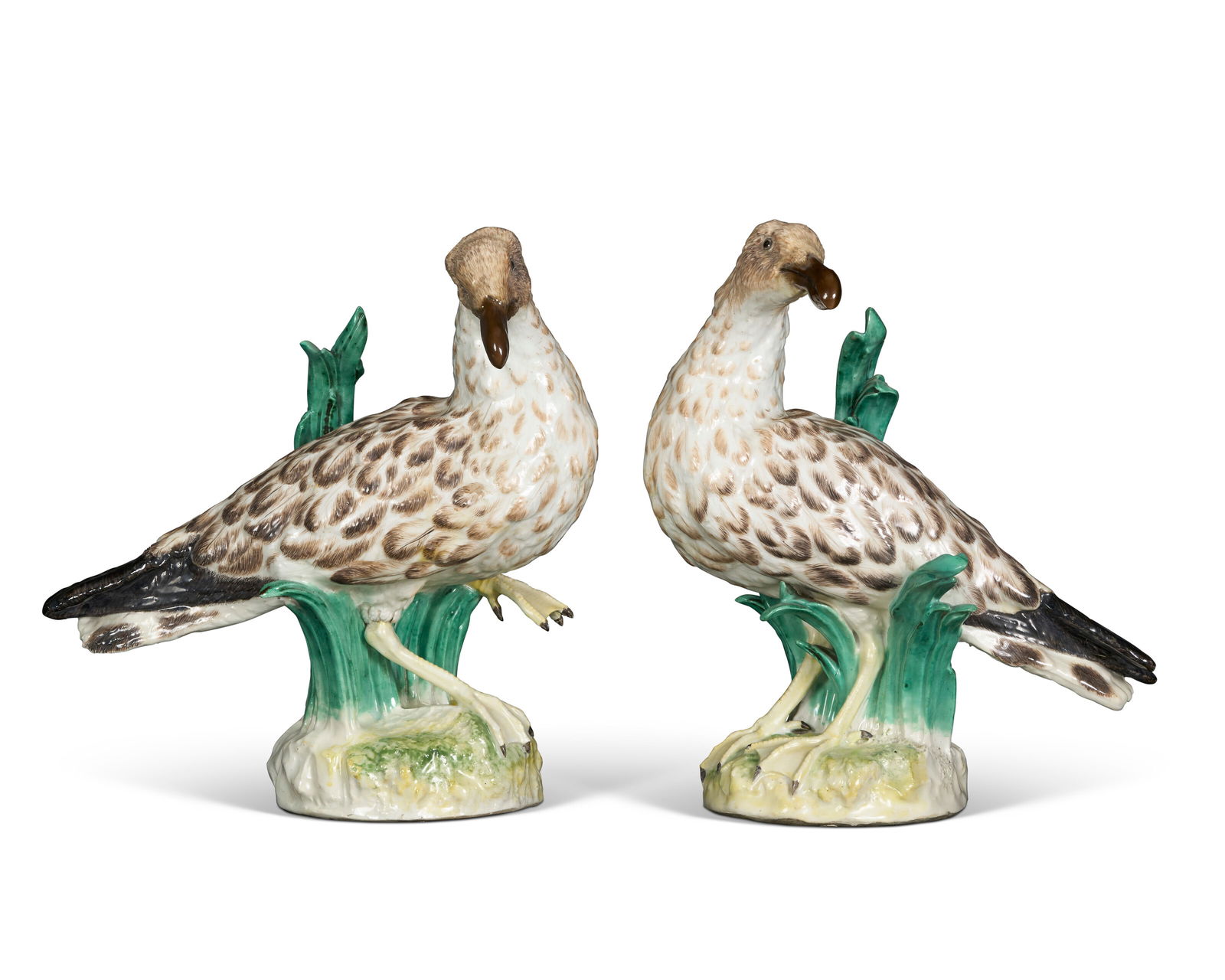 A PAIR OF MEISSEN PORCELAIN MODELS OF GULLS CIRCA 1753, BLUE CROSSED SWORDS MARKS TO THE BACK OF THE: A PAIR OF MEISSEN PORCELAIN MODELS OF GULLS CIRCA 1753, BLUE CROSSED SWORDS MARKS TO THE BACK OF THE BASES, THE MODELS ATTRIBUTED TO J.J. KÄNDLER Details A PAIR OF MEISSEN PORCELAIN MODELS OF GUL