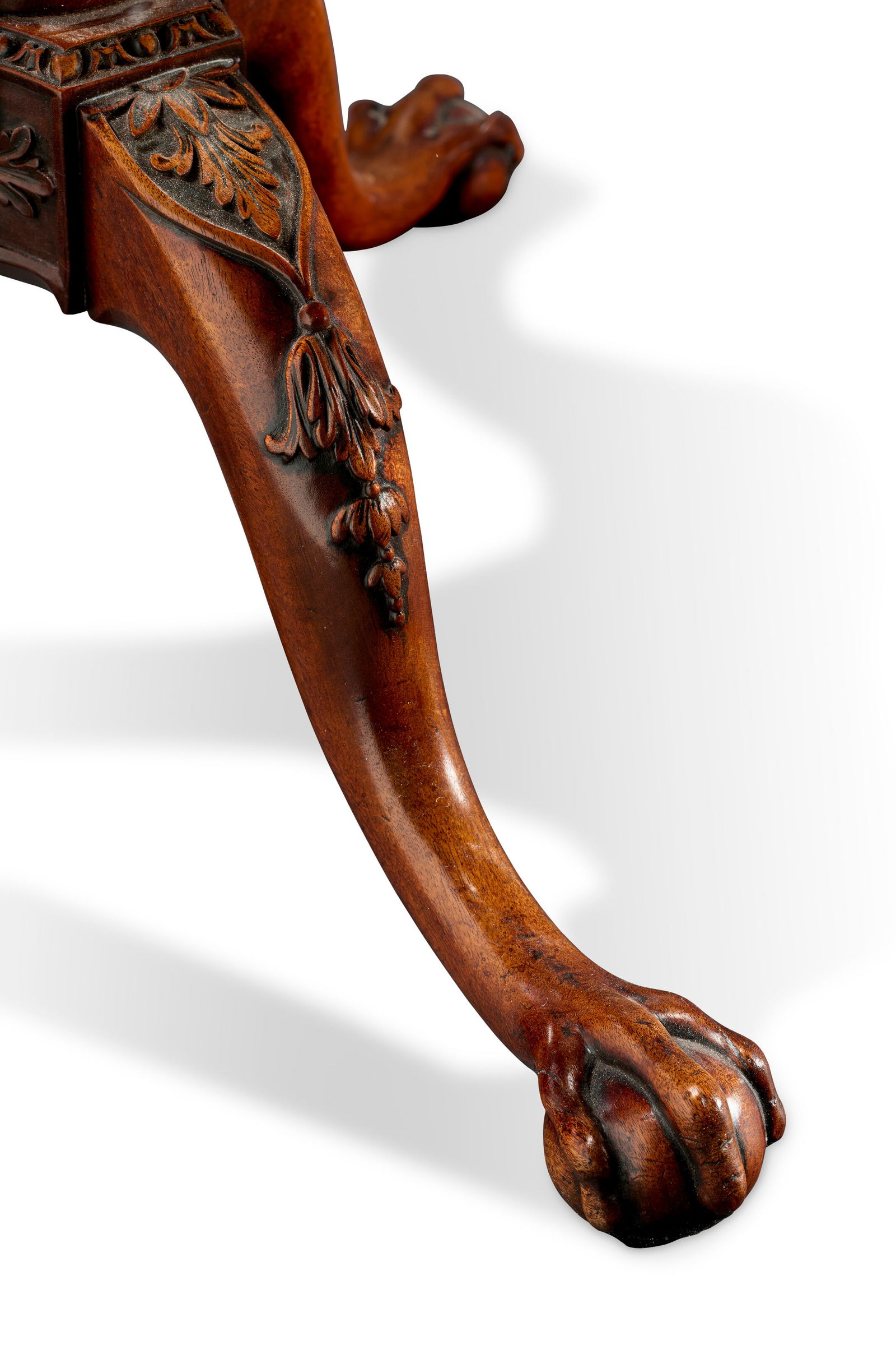 A GEORGE II MAHOGANY AND BRASS-INLAID TRAY-TOP TRIPOD TABLE CIRCA 1755 - 3